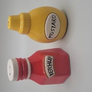 Set of salt & pepper shakers.  Ketchup & Mustard.  3" high Novelty Collectable